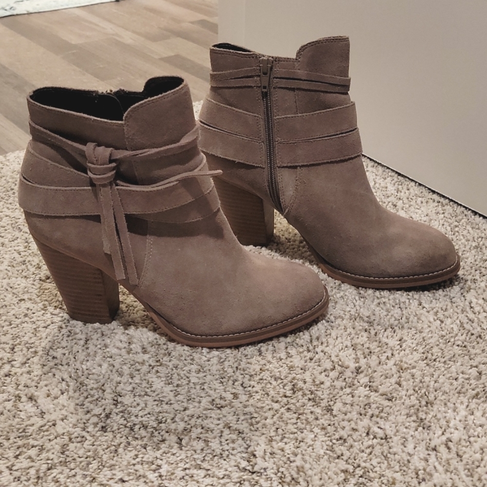 Sole Society Rumi Suede Ankle Boots w/ Tassel Detail Block Heels Taupe Size 9
